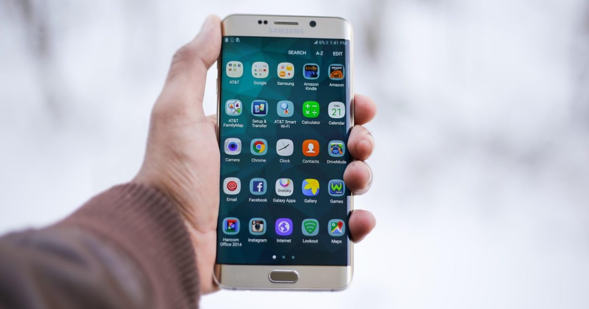 特殊字符 App 主界面在手机屏幕上的展示，浅灰背景中排列着符号速查列表与复制按钮，整体呈现薄荷青点缀的清爽排版